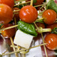 Brocheta de queso de cabra con Tomate cherry y albahaca