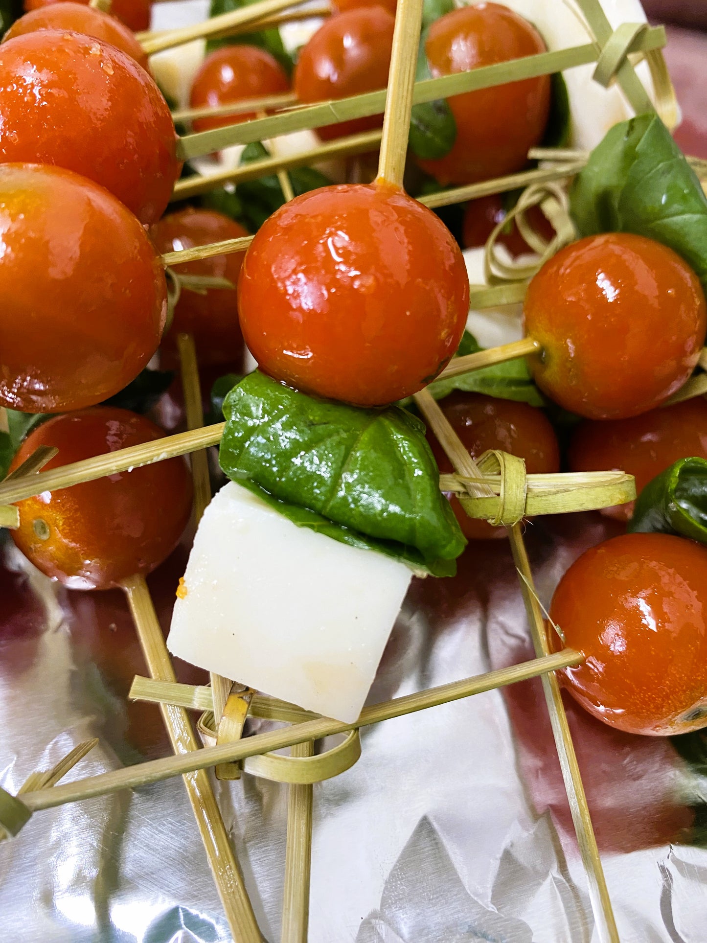 Brocheta de queso de cabra con Tomate cherry y albahaca