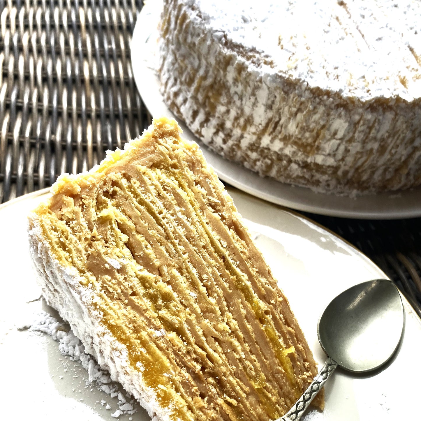 Torta de hojarascas con manjar y huevo mol