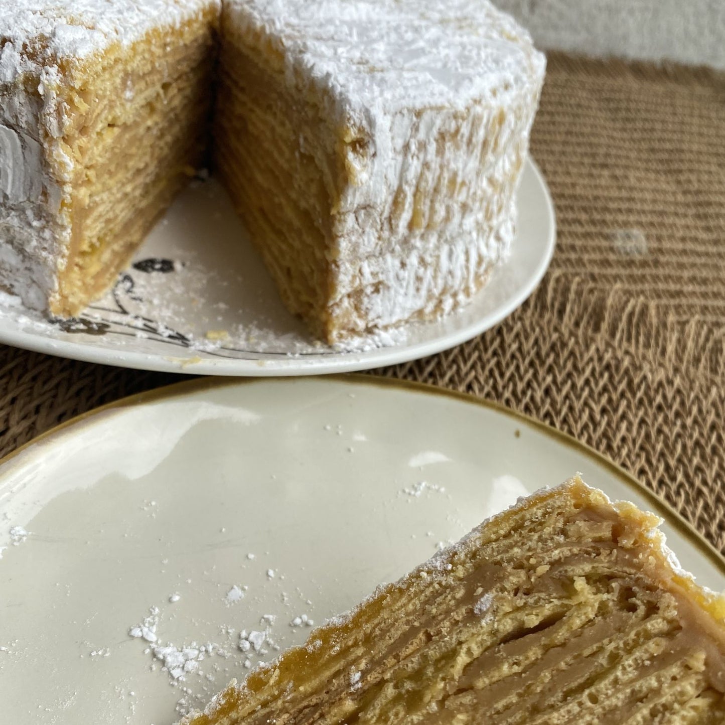Torta de hojarascas con manjar y huevo mol