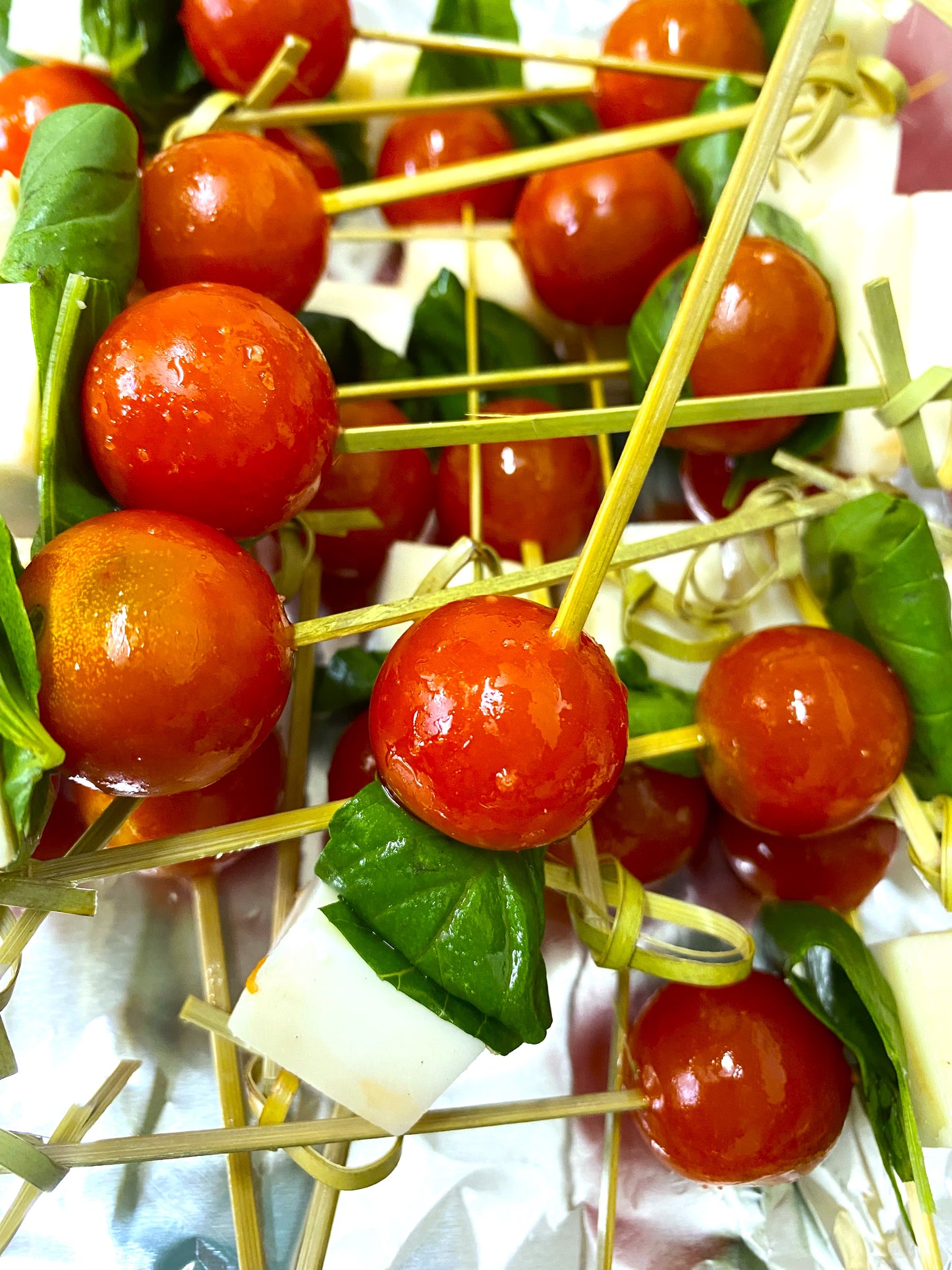 Brocheta de queso de cabra con Tomate cherry y albahaca