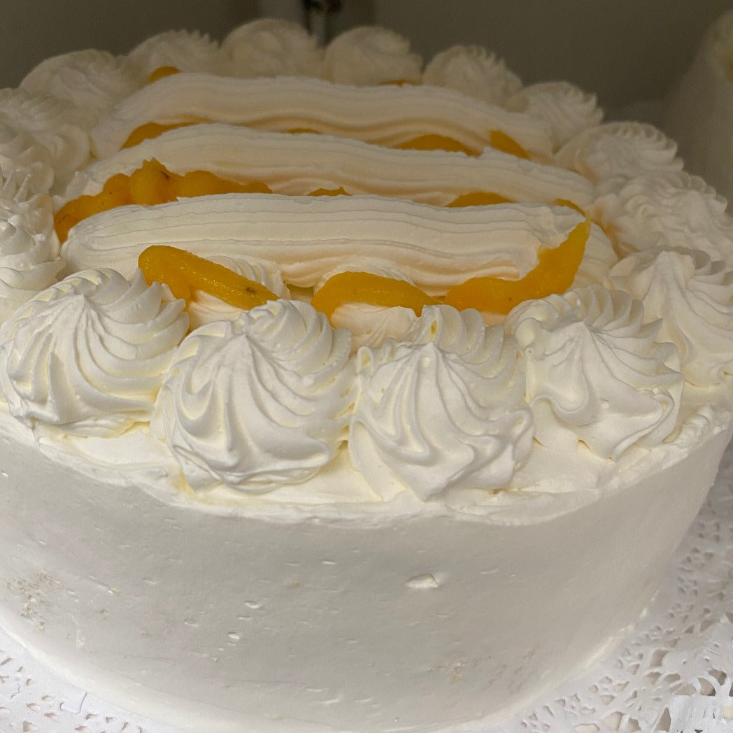 Torta helada de merengue, crema y frutas de la estación