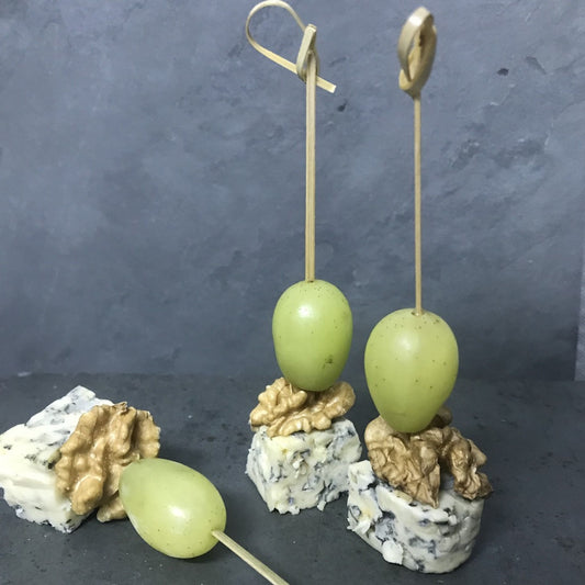 Brochetas de queso azul, uva y nuez