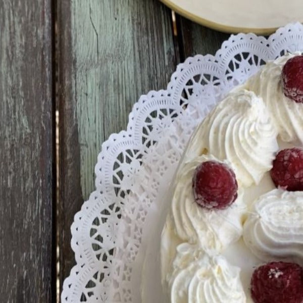 Torta helada de merengue, crema y frutas de la estación