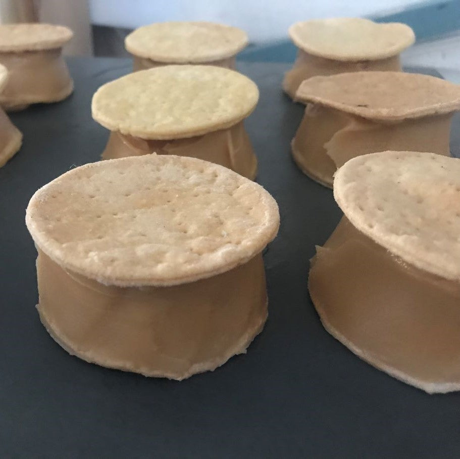 Caja con 10 unidades de dulces chilenos recién elaborados, receta de antaño.