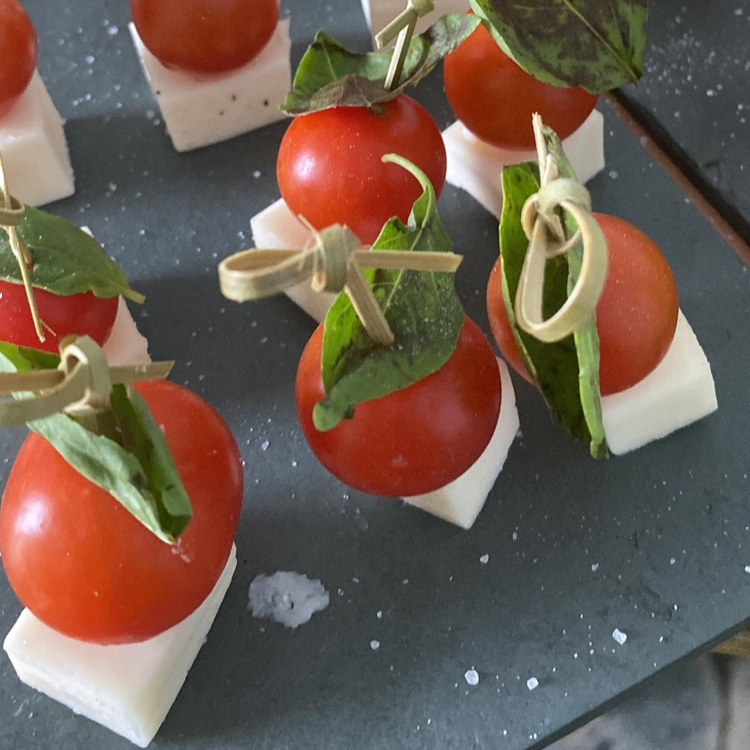 Brocheta de queso de cabra con Tomate cherry y albahaca