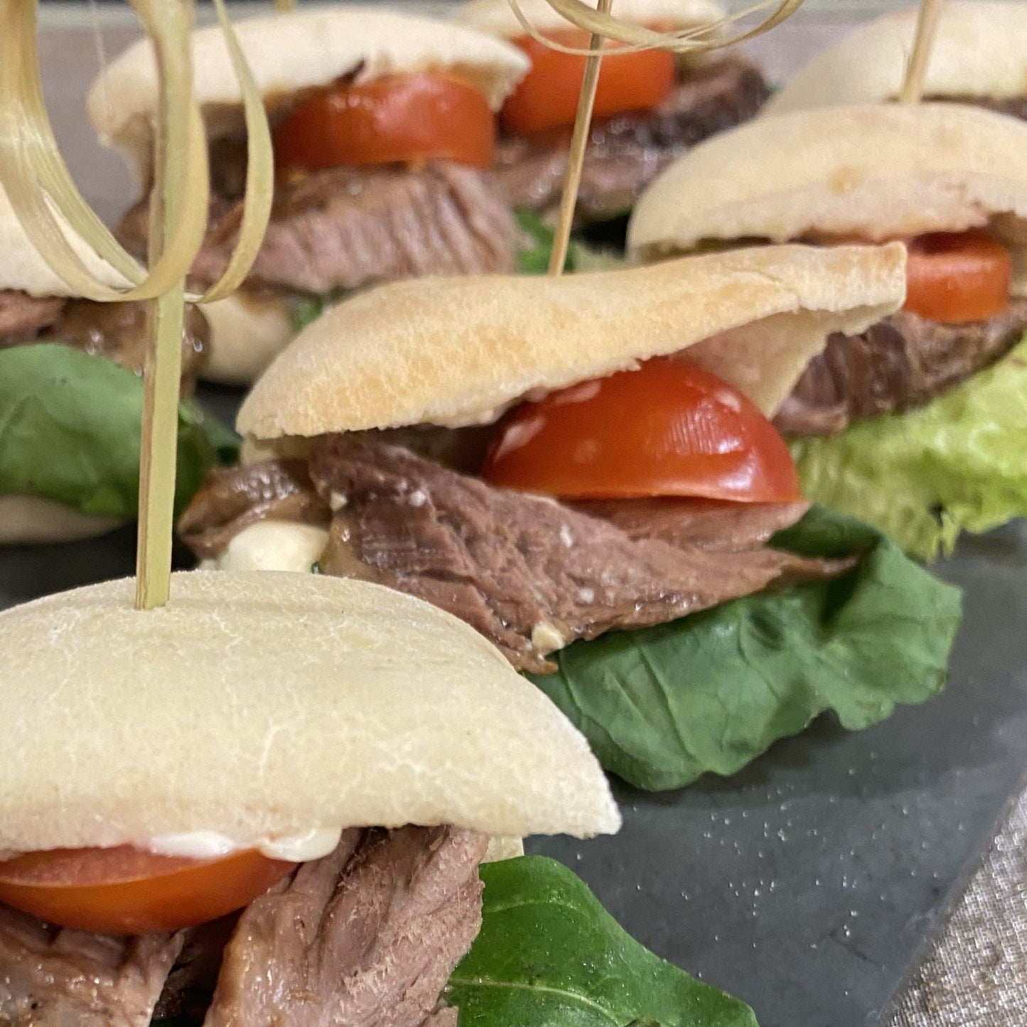 Tapadito de carne mechada con Tomate y lechuga hidropónica