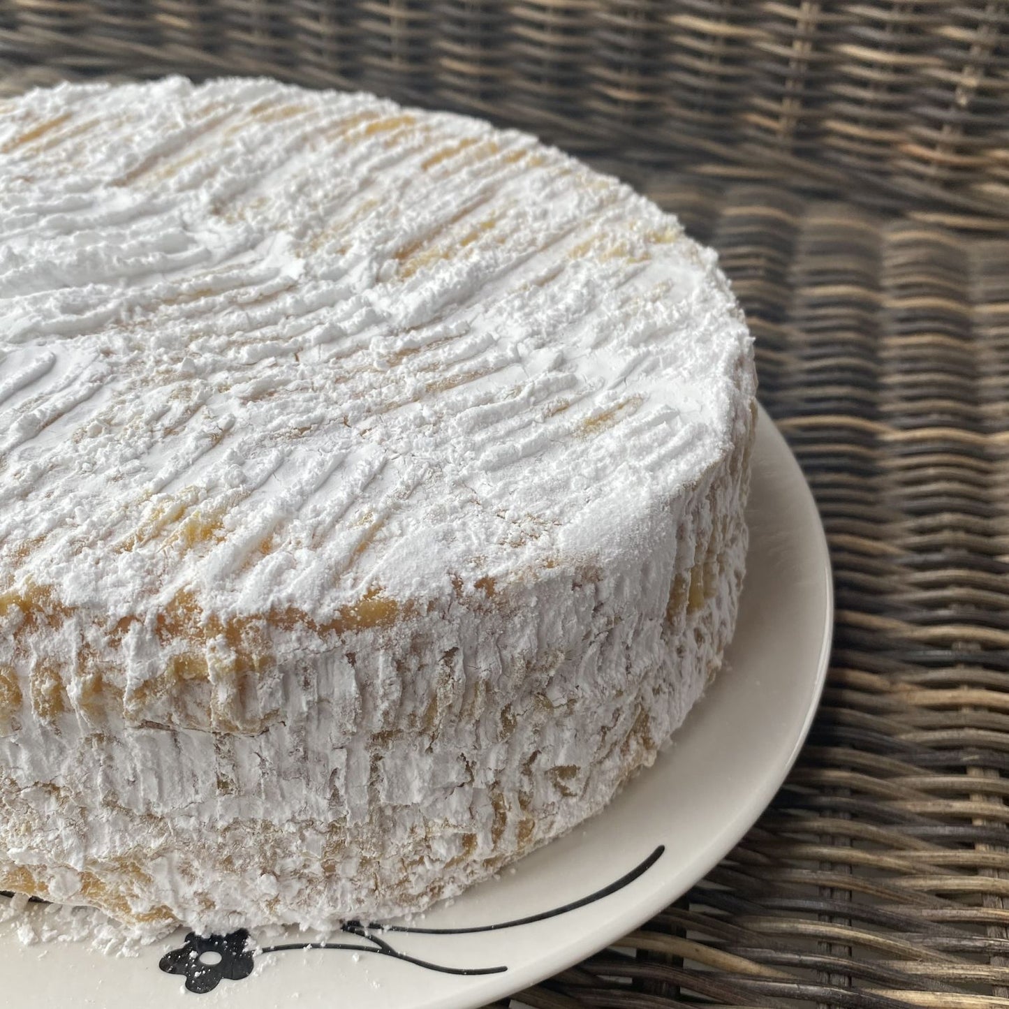 Torta de hojarascas con manjar y huevo mol