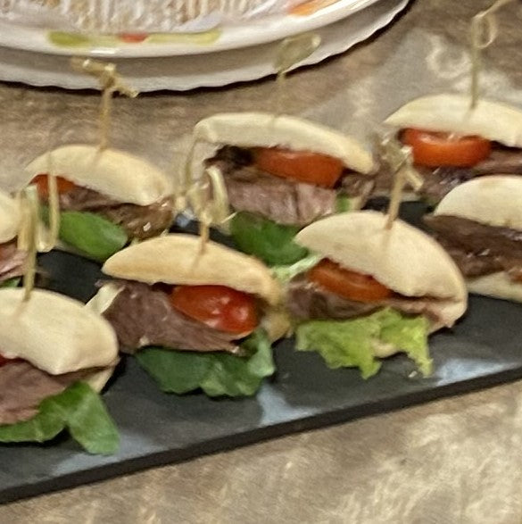 Tapadito de carne mechada con Tomate y lechuga hidropónica