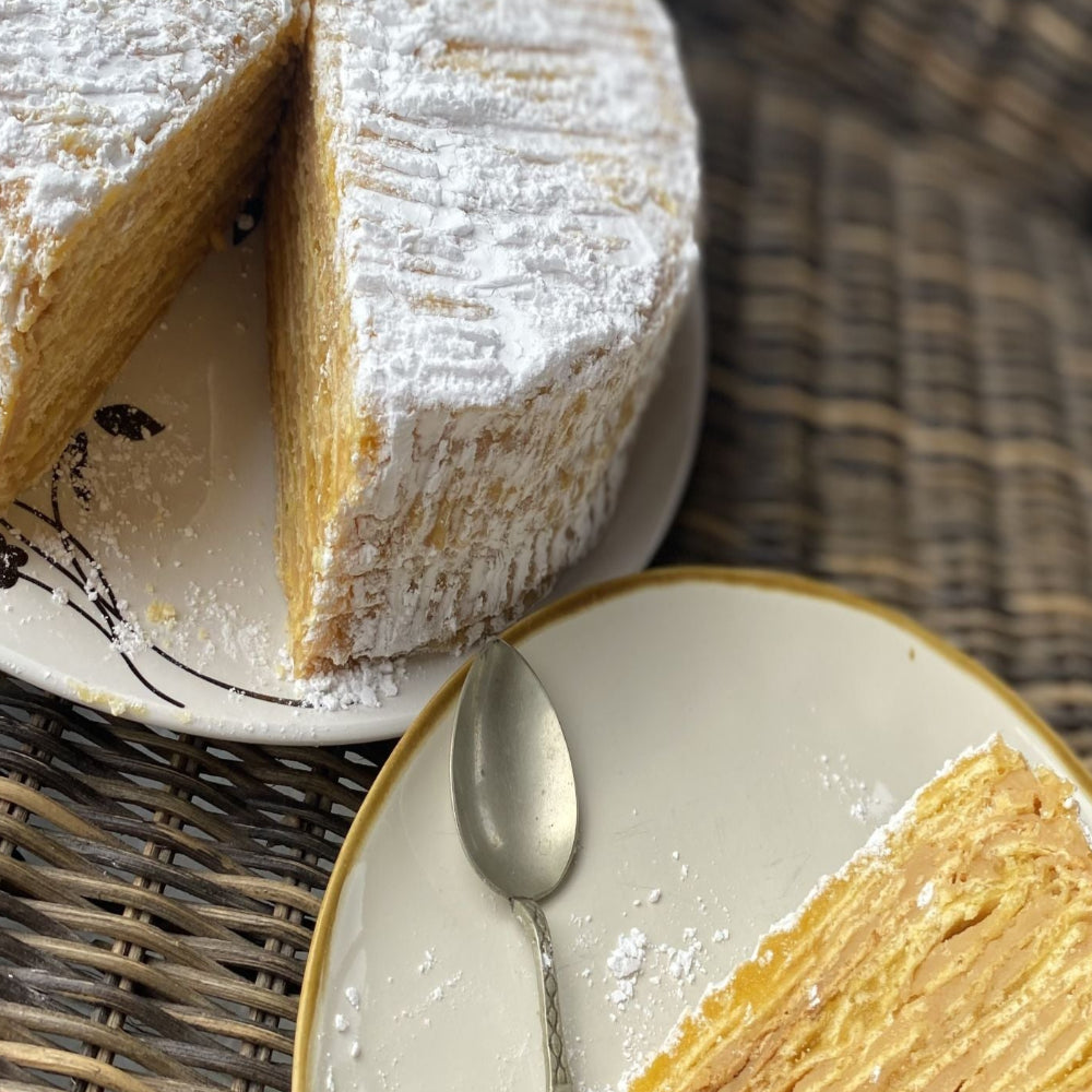 Torta de hojarascas con manjar y huevo mol