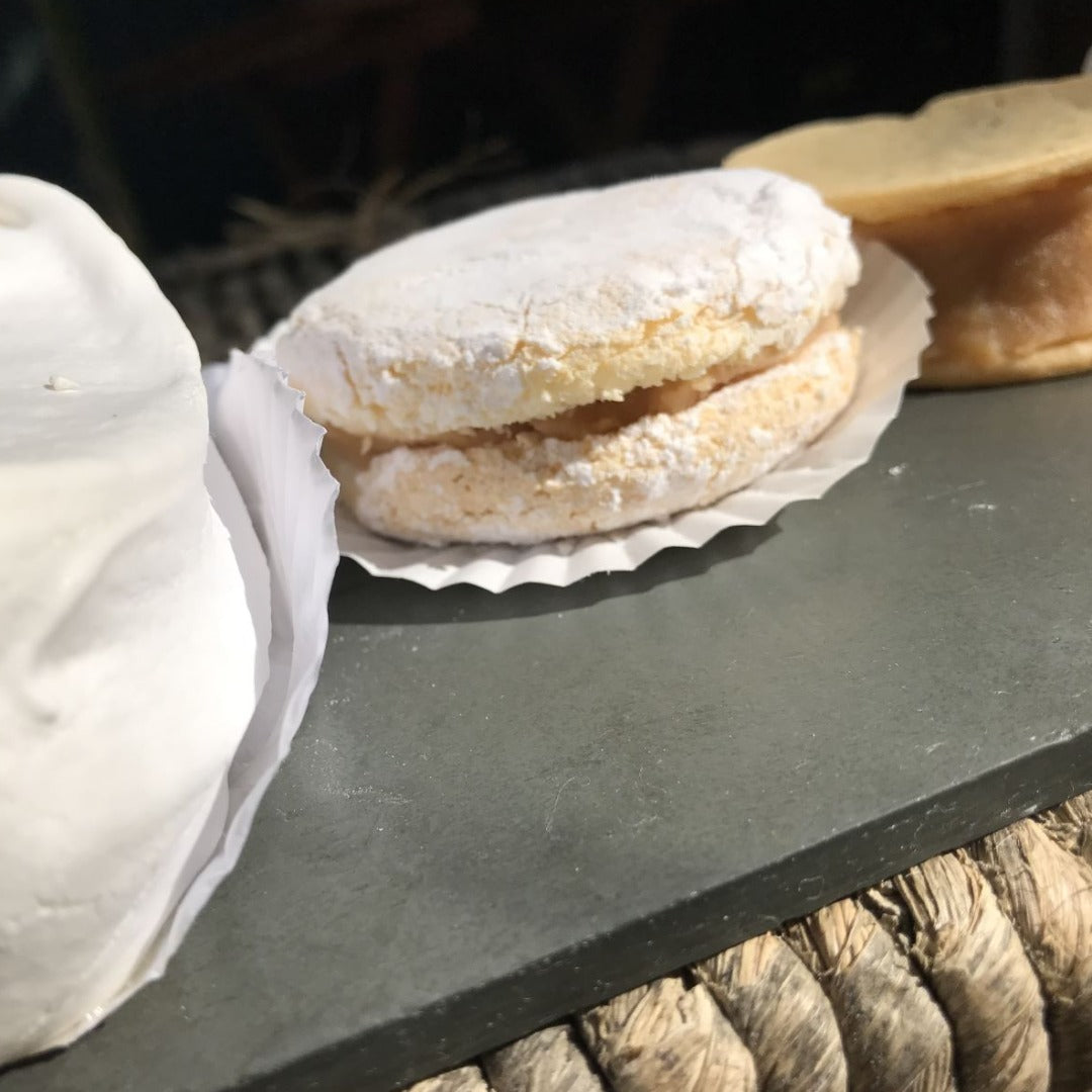 Caja con 10 unidades de dulces chilenos recién elaborados, receta de antaño.