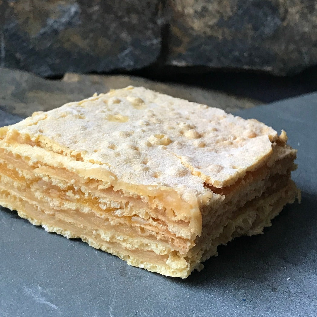 Pastel de Hojarascas manjar/huevo mol